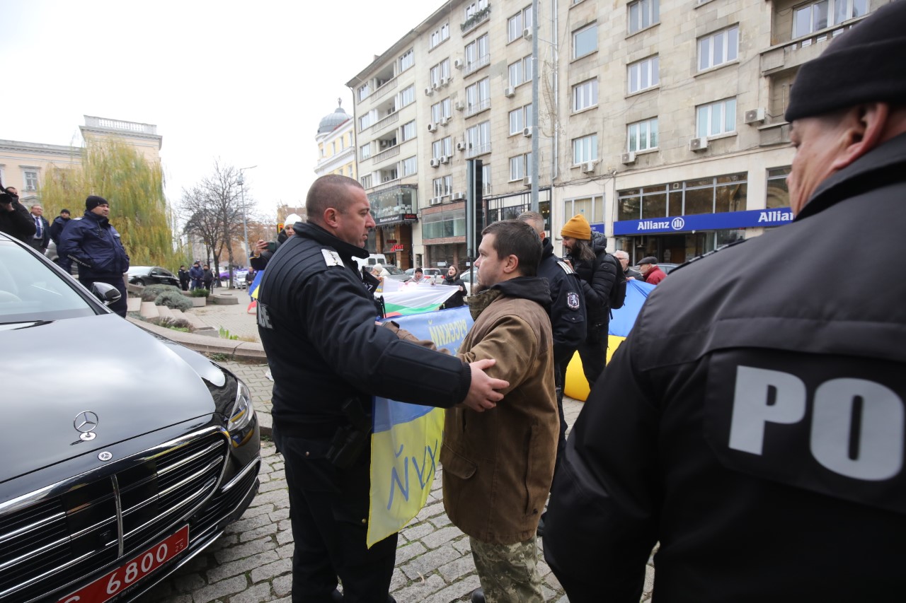 <p>Граждани скандираха&nbsp;&quot;Убийци&quot; и &quot;Тук не е Москва&quot; пред Руската църква в София в знак на протест срещу посещението на волоколамския митрополит Антоний, който пое функциите на външен министър на Московската патриаршия след отстраняването на митр. Иларион (Алфеев), и участва в църковната служба.</p>