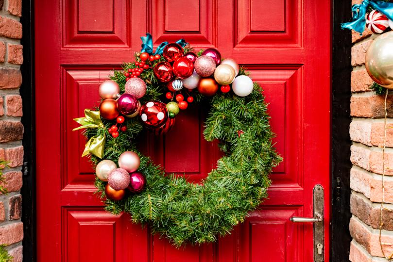 <p>Коледната украса се използва не само за обличане на празнично дърво, но и за преобразяване на цялата къща. Красиви иглолистни венци, осеяни с шишарки, ярки топки и фигурки на вратите, както и снежинки и стикери за прозорци, заедно с блестящи сини гирлянди, ще ви помогнат да пресъздадете атмосферата на приказка и уют.</p>