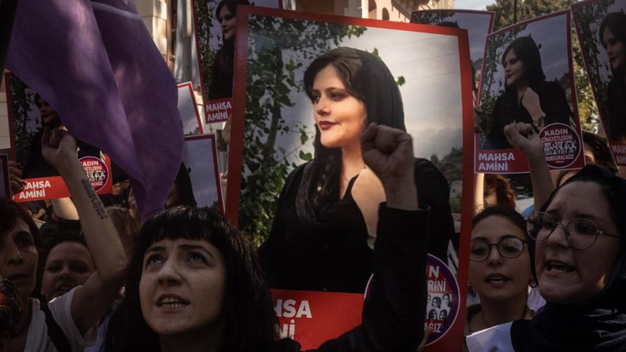 Протестиращи пред Иранското консулство в Истанбул