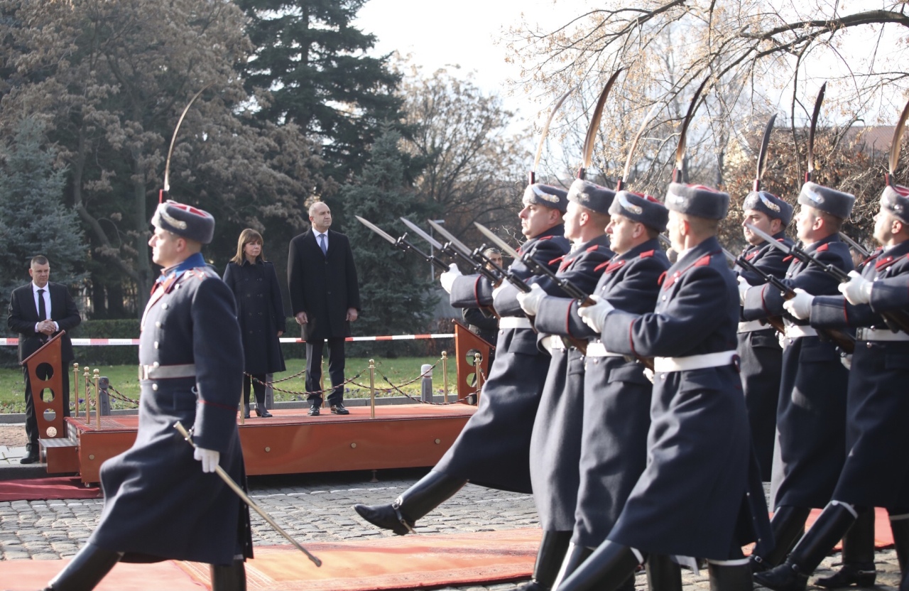 <p>Държавният глава Румен Радев посрещна с официална церемония на пл. &bdquo;Св. Александър Невски&ldquo; президента на Гърция Катерина Сакаралопупу. Двамата отдадоха почит пред Паметника на Незнайния воин в София.</p>