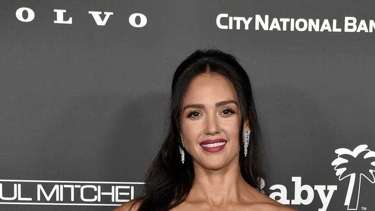  Джесика Алба е привидение в розово 