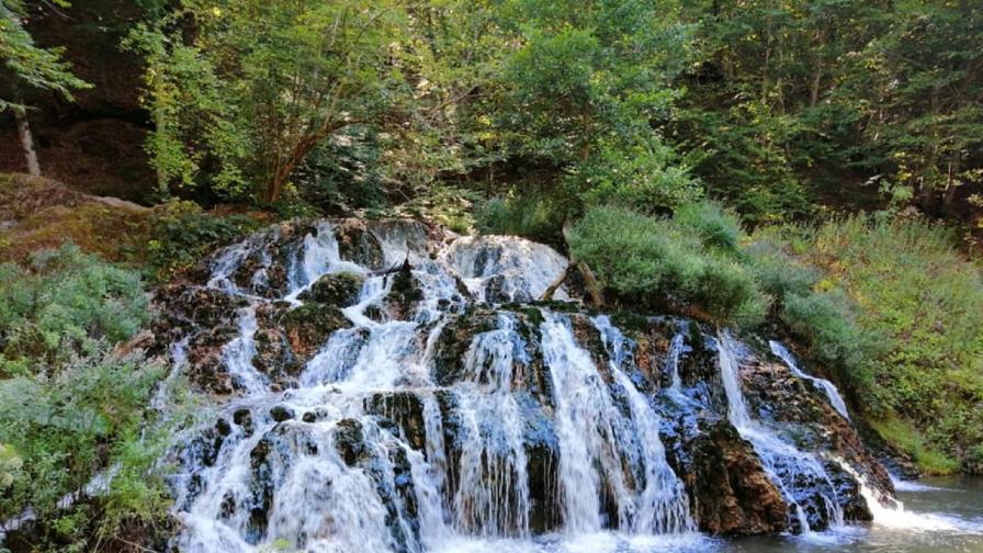Водопад „Докузак“ се намира на едноименната река и е най–големият водопад на територията на Природен парк „Странджа“. Той събира водите на карстовите извори от Малкотърновската котловина – Големият врис, Малкият врис, Сушица, Бигорът, Бялата вода и деветте извора.

Самото име на водопада произлиза от турски език и означава „девет извора“. Височината му е само 5 метра, но пък падът на водата е много красив – като една водна завеса. Водопадът и района около него попадат в защитени територии.