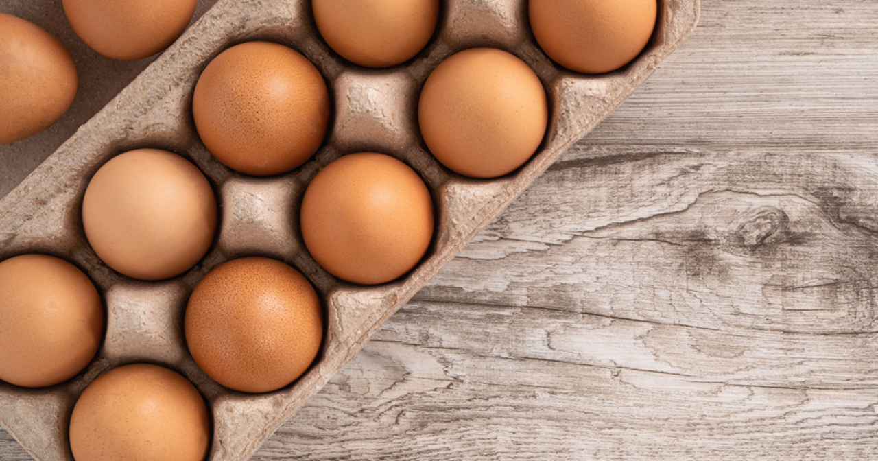 <p><strong>Яйца</strong><br />
Яденето на сурови яйца може наистина да ви разболее. Това е така, защото те може да са замърсени със салмонела. Единственият начин да се уверите, че са безопасни за ядене, е като ги сготвите старателно. Плюс това, някои хранителни вещества, като протеини, не са толкова смилаеми, ако се консумират сурови.</p>