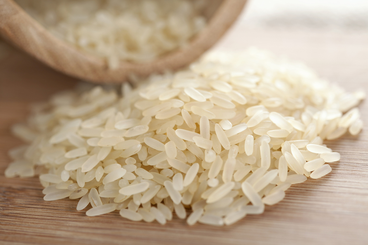 <p><strong>Ориз</strong><br />
Яденето на суров ориз може да не е лесна задача, но в случай, че искате да дъвчете ориз, по-добре не го правете. Това е така, защото суровият ориз може да съдържа вредни бактерии.</p>