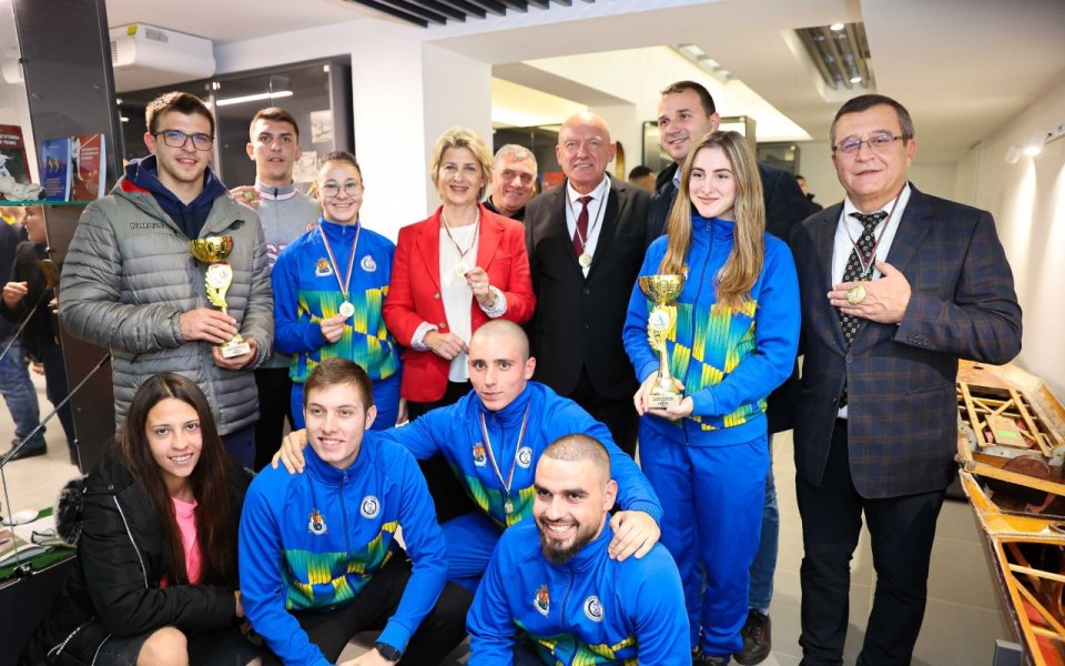 Весела Лечева дари световната си купа по стрелба на новия Образователен и олимпийски център на НСА