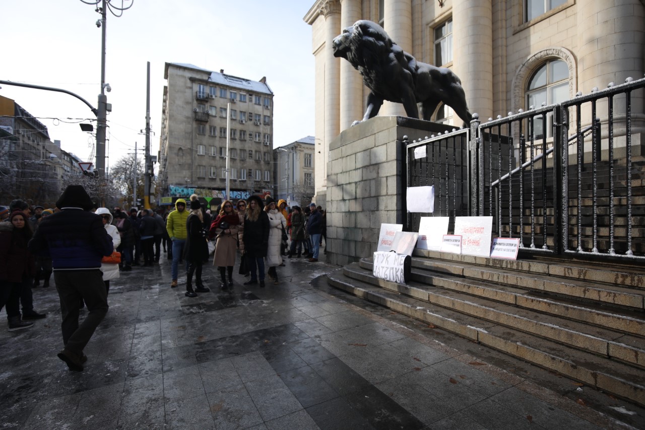 <p>Близки и приятели на убитата Евгения Чорбанова&nbsp;се&nbsp;събраха на мирен протест пред Съдебната палата в София с искания за справедливост и доживотен затвор за извършителите. Пред съда бяха издигнати плакати &bdquo;Справедливост за Евгения&ldquo;, &bdquo;Доживотен затвор за убийците&ldquo;, както и&nbsp;&bdquo;Не искаме убийци сред нас&ldquo;.&nbsp;</p>