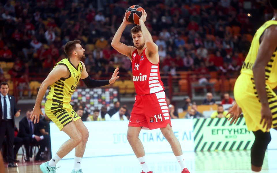 Без Александър Везенков в състава, Олимпиакос записа десета поредна победа