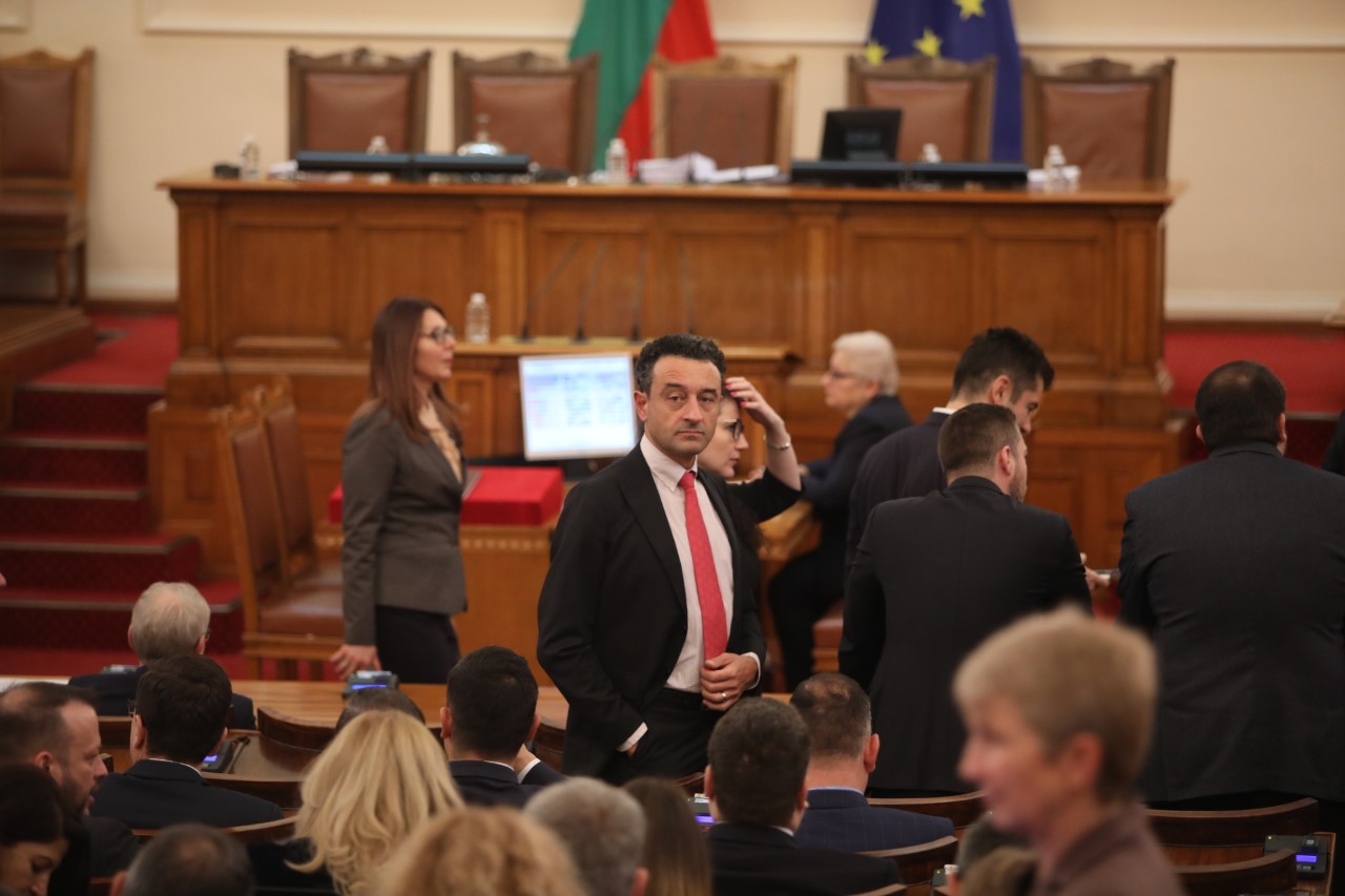 <p>Народното събрание обсъжда и гласува кандидатурата на проф. Николай Габровски за министър-председател и предложената от него структура и състав на Министерския съвет</p>