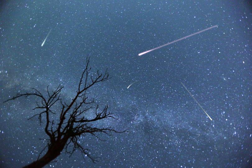 <p><strong>Ориониди през 2023 </strong></p>

<p>От 2 октомври до 7 ноември ще бъдат актуални Орионидите &ndash; най-яркият поток със скорост на метеора 66 километра в секунда. На 21 октомври, пиковият ден, само около 15 метеора на час ще ударят Земята, но благодарение на високата им яркост ще бъде по-вероятно да ги забележите.</p>

<p>Радиантът на потока е в съзвездието Орион. Това означава, че Орионидите ще ни помогнат да се отървем от съмненията, да разширим границите на възможното и да се адаптираме към новите условия.</p>