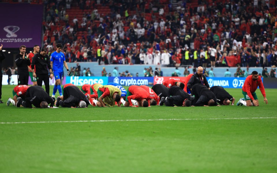 Поклон до земята от футболистите към феновете на Мароко