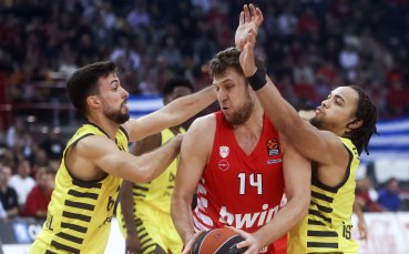 Най добрият български баскетболист Александър Везенков и неговия Олимпиакос допуснаха поражение