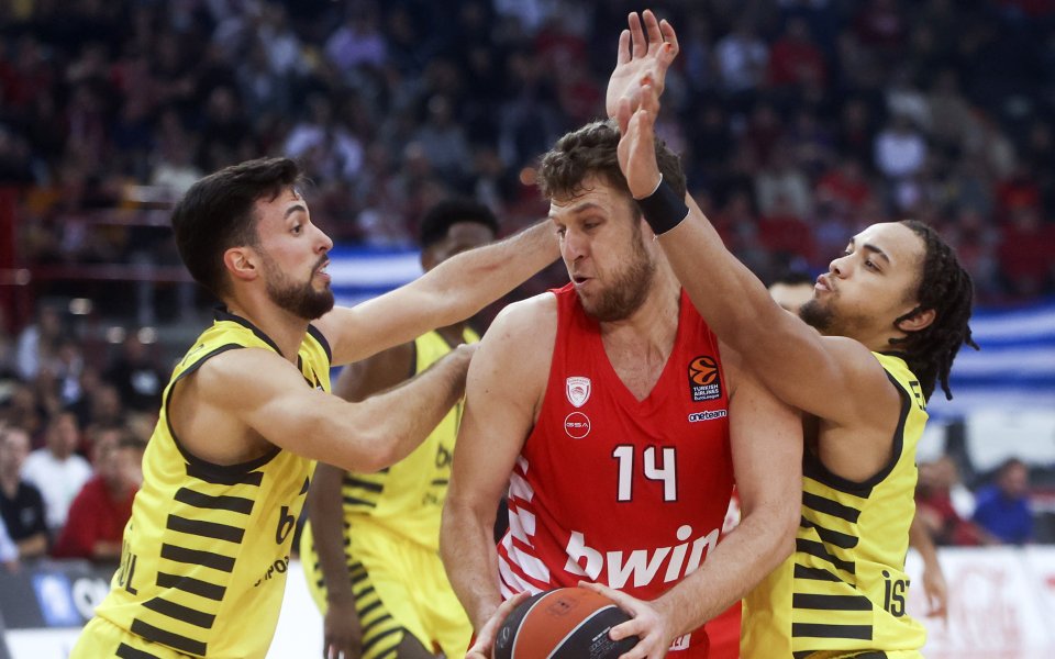 Най-добрият български баскетболист Александър Везенков и неговия Олимпиакос допуснаха поражение