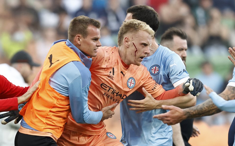 Avustralya Ligi'nde oynanan Melbourne City-Melbourne Victory derbisinde saha karıştı. Sahaya
