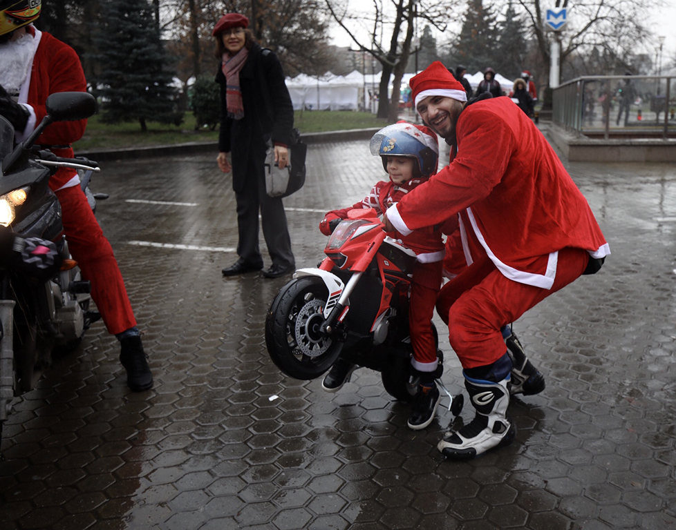 <p>За осма поредна година продължава мисията на хората от Sofia Riders, а именно - да зареждат с усмивки, празничен дух и добро настроение всички, от най-малките до най-възрастните в столицата.</p>