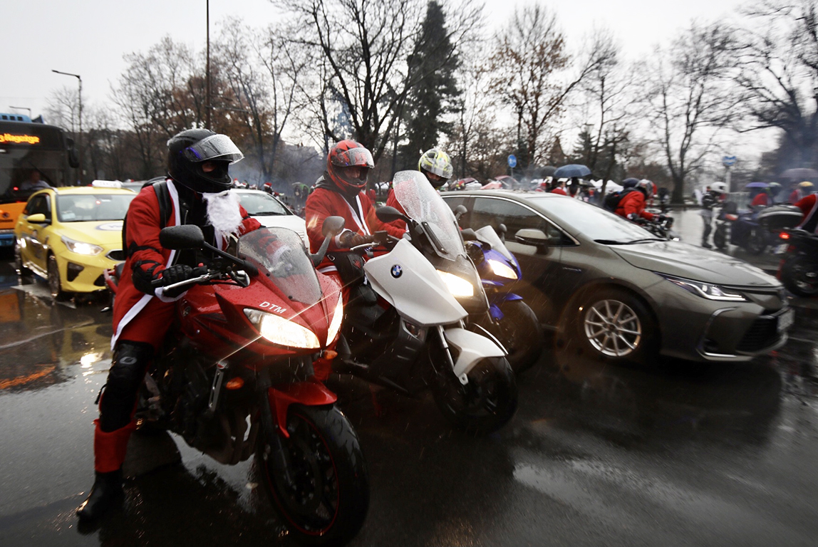 <p>За осма поредна година продължава мисията на хората от Sofia Riders, а именно - да зареждат с усмивки, празничен дух и добро настроение всички, от най-малките до най-възрастните в столицата.</p>