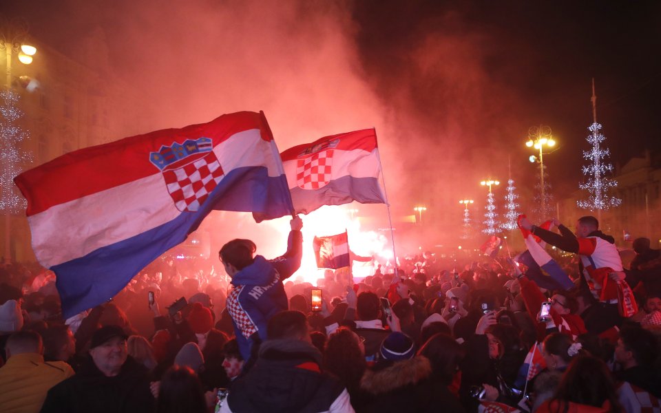 Героите на Хърватия правят парад по улиците на Загреб
