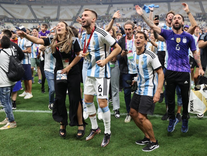 Аржентинските национали празнуват със семействата си1