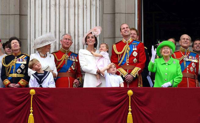 Нова кралска драма: Семейната снимка на кралското семейство е без Хари и Меган (СНИМКА)