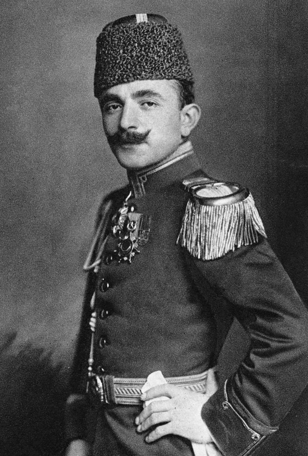 <p><strong>Исмаил Енвер паша (1881&ndash;1922)</strong><br />
След като става министър на войната на Османската империя през 1914 г., Енвер паша носи частична отговорност за арменския геноцид, систематичното масово убийство и прогонване на етнически арменци, извършено в Турция, което води до смъртта на около 1,5 милиона души.</p>