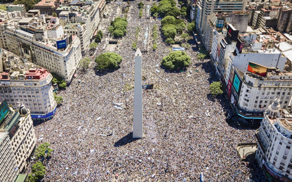 Истинска лудница на парада в Буенос Айрес! Милиони фенове празнуват с героите от Аржентина