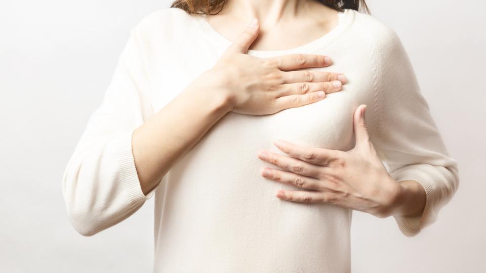 <p><strong>Болката в гърдите всъщност&nbsp;идва от гръдната стена</strong></p>

<p>Това, което се чувства като болка в гърдите, всъщност може да идва от гръдната стена. Това е областта от мускули, тъкани и кости, която заобикаля и предпазва сърцето и белите дробове. Честите причини за болка в гръдната стена включват: издърпан мускул; възпаление около ребрата; травма на гръдната стена (удряне в гърдите); счупване на кост</p>