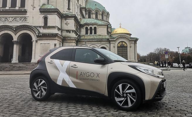  STOP&GO: Предният надвес е със 72 мм по-къс от този на Yaris, а под него са инсталирани 17- или 18-ки джанти. 