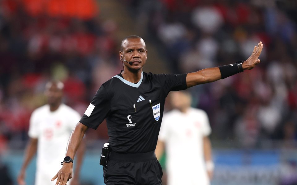 Скандалният африкански рефер – Джани Сиказве, прекрати кариерата си на