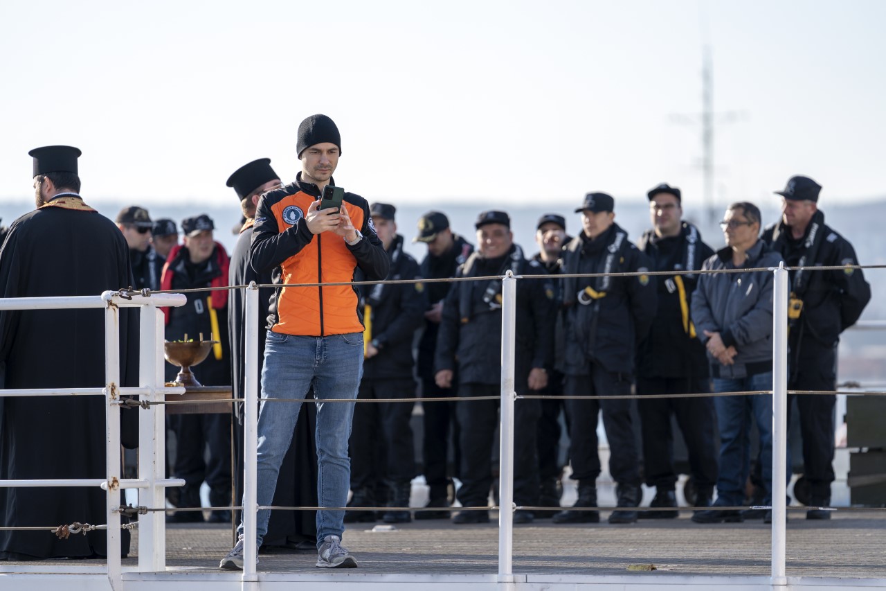 <p>Първият български военен научно-изследователски кораб &bdquo;Св. св. Кирил и Методий&ldquo; отплава от Варна към Антарктида</p>
