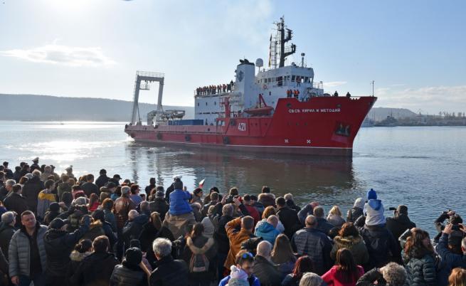 С официална церемония във Варна ще посрещнат българския кораб, достигнал Антарктика