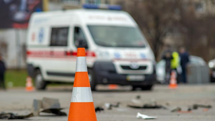 Млада шофьорка заби колата си в цветарски магазин в "Люлин" (ВИДЕО)