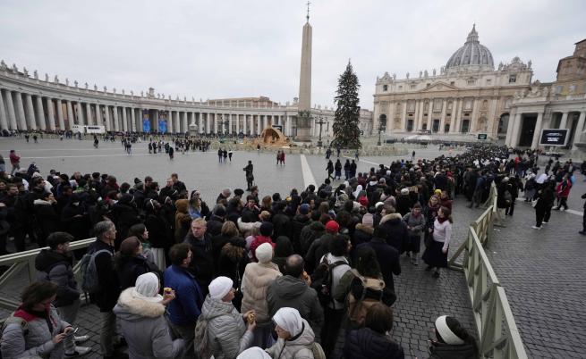 Вярващи отдават почит на папа Бенедикт XVI в базиликата 