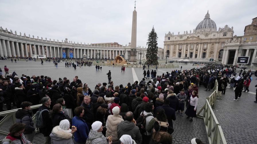 Вярващи отдават почит на папа Бенедикт XVI в базиликата "Свети Петър"