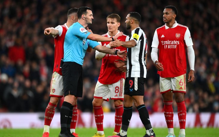 Нюкасъл спря устрема на Арсенал след биткаджийски мач в Лондон
