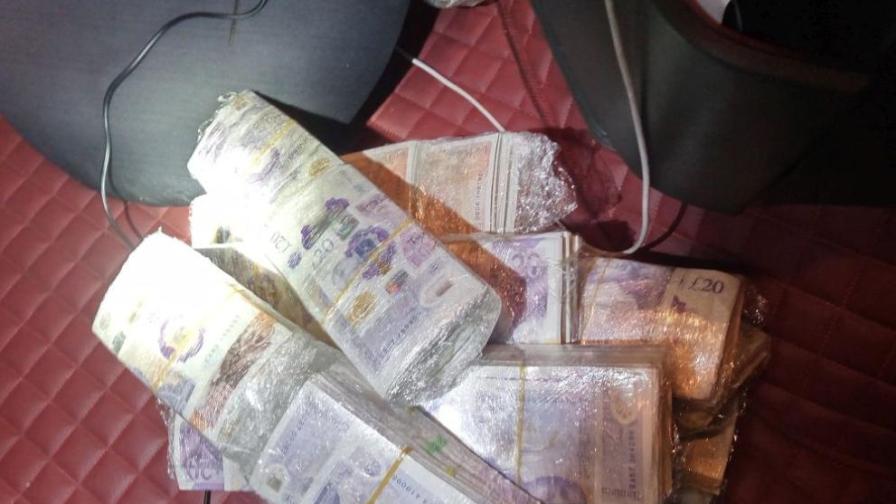 Нов удар: Митничари иззеха недекларирана валута за над 1 млн. лв. (СНИМКИ)