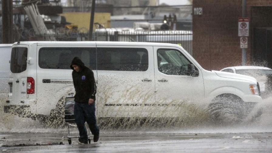 Силна буря вилнее в Калифорния: 60 000 домакинства са без ток