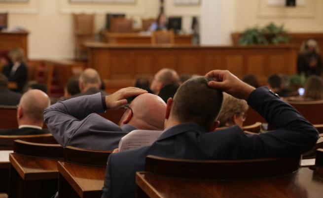 Ожесточен спор в НС заради еднократната помощ от 300 лв. за ученици