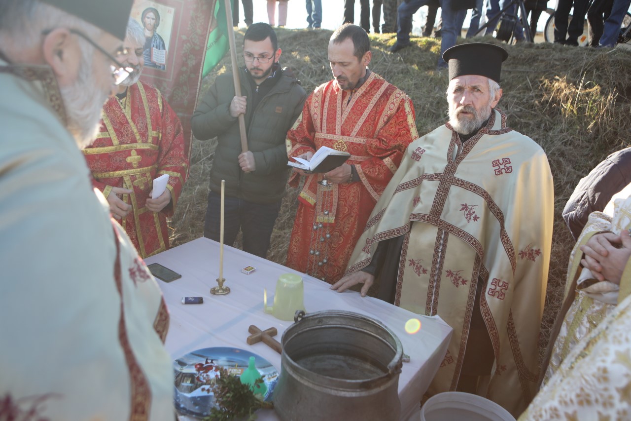 <p>В Елин Пелин Йордановден започна със Света Литургия и литийно шествие към река Лесновска, където се извърши ритуалното хвърляне на кръста и традиционното мъжко хоро.</p>