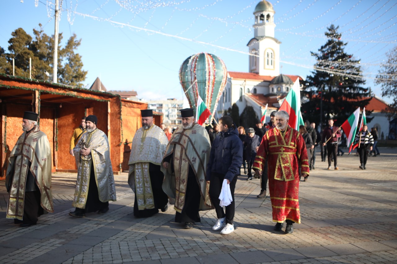 <p>В Елин Пелин Йордановден започна със Света Литургия и литийно шествие към река Лесновска, където се извърши ритуалното хвърляне на кръста и традиционното мъжко хоро.</p>