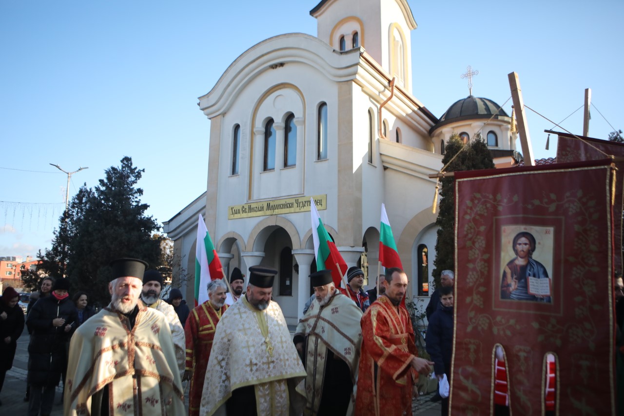 <p>В Елин Пелин Йордановден започна със Света Литургия и литийно шествие към река Лесновска, където се извърши ритуалното хвърляне на кръста и традиционното мъжко хоро.</p>