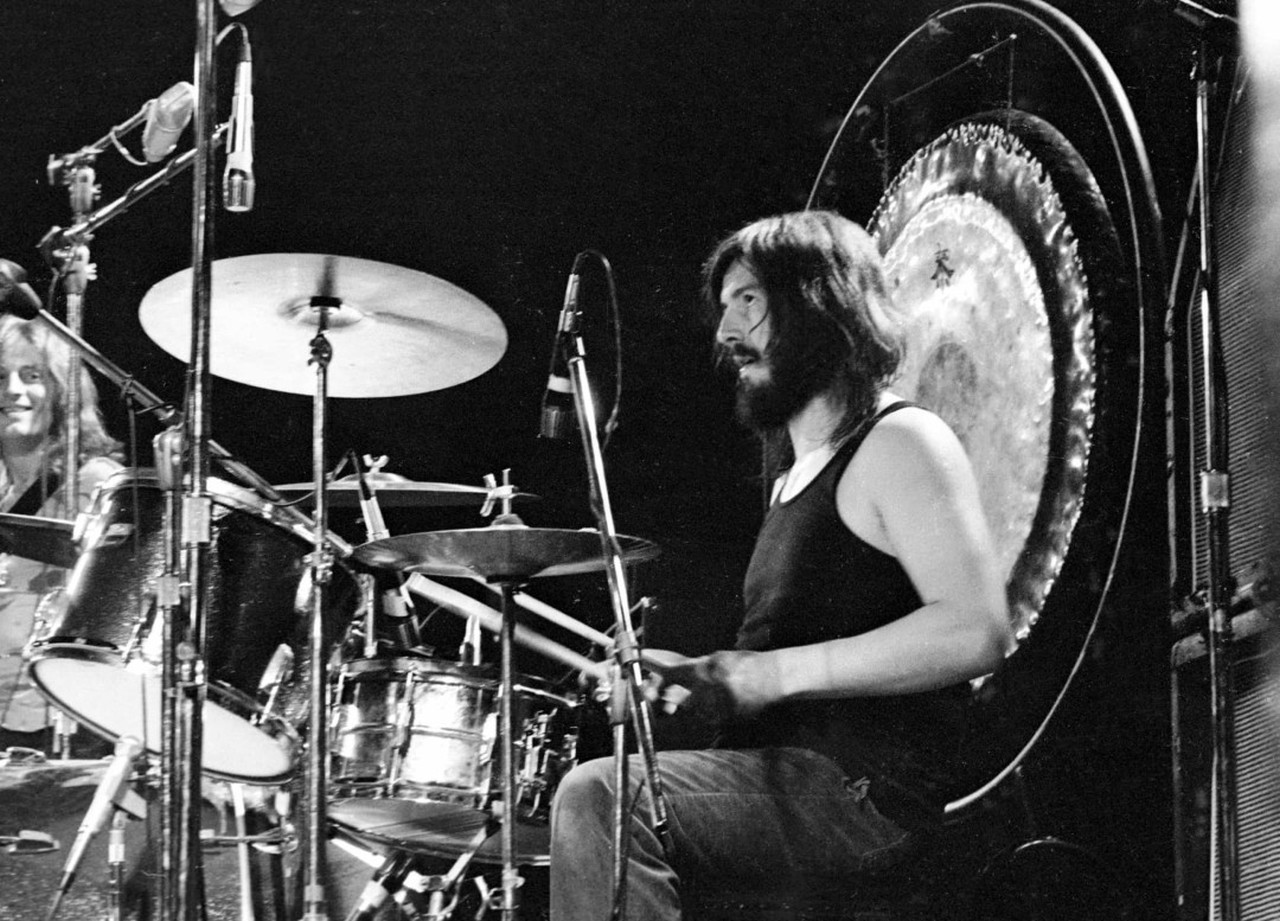 <p><strong>Джон Бонам</strong><br />
Джон Бонам е английски музикант, най-известен с това, че е барабанист на Led Zeppelin. Той почина на 32-годишна възраст поради задушаване от повръщане. Разследването на съдебния лекар разкри, че Бонам е бил доста зле в деня преди смъртта си , но въпреки това той е започнал деня си с 16 чаши водка за закуска.</p>