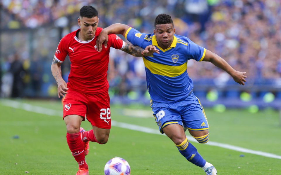 Аржентинският десен бек Алекс Виго до часове трябва да стане