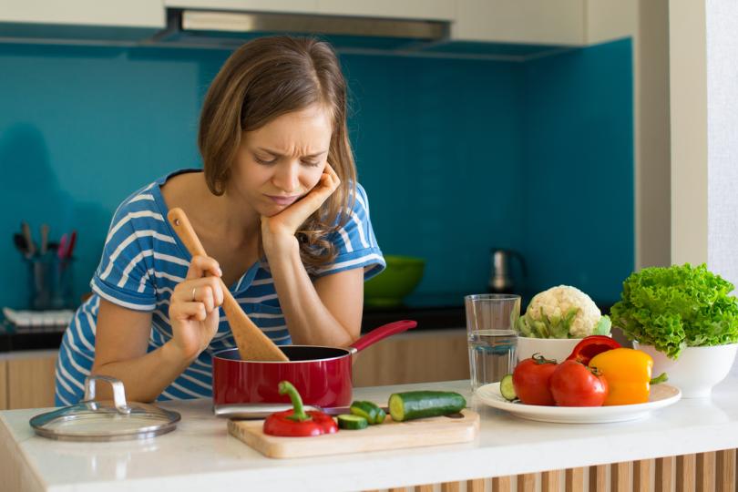 <p><strong>Не готви, когато си в лошо настроение.</strong><br />
Така майките и бабите учат начинаещите домакини. Старото поколение е както винаги абсолютно право: храната попива околната енергия, а ние поглъщайки обеда, заедно с калориите и витамините получаваме съответния енергиен заряд. Супи и кюфтета, заразени с кавга или емоции, породени от поредния телевизионен екшън, е в състояние да отрови цялото семейство.</p>