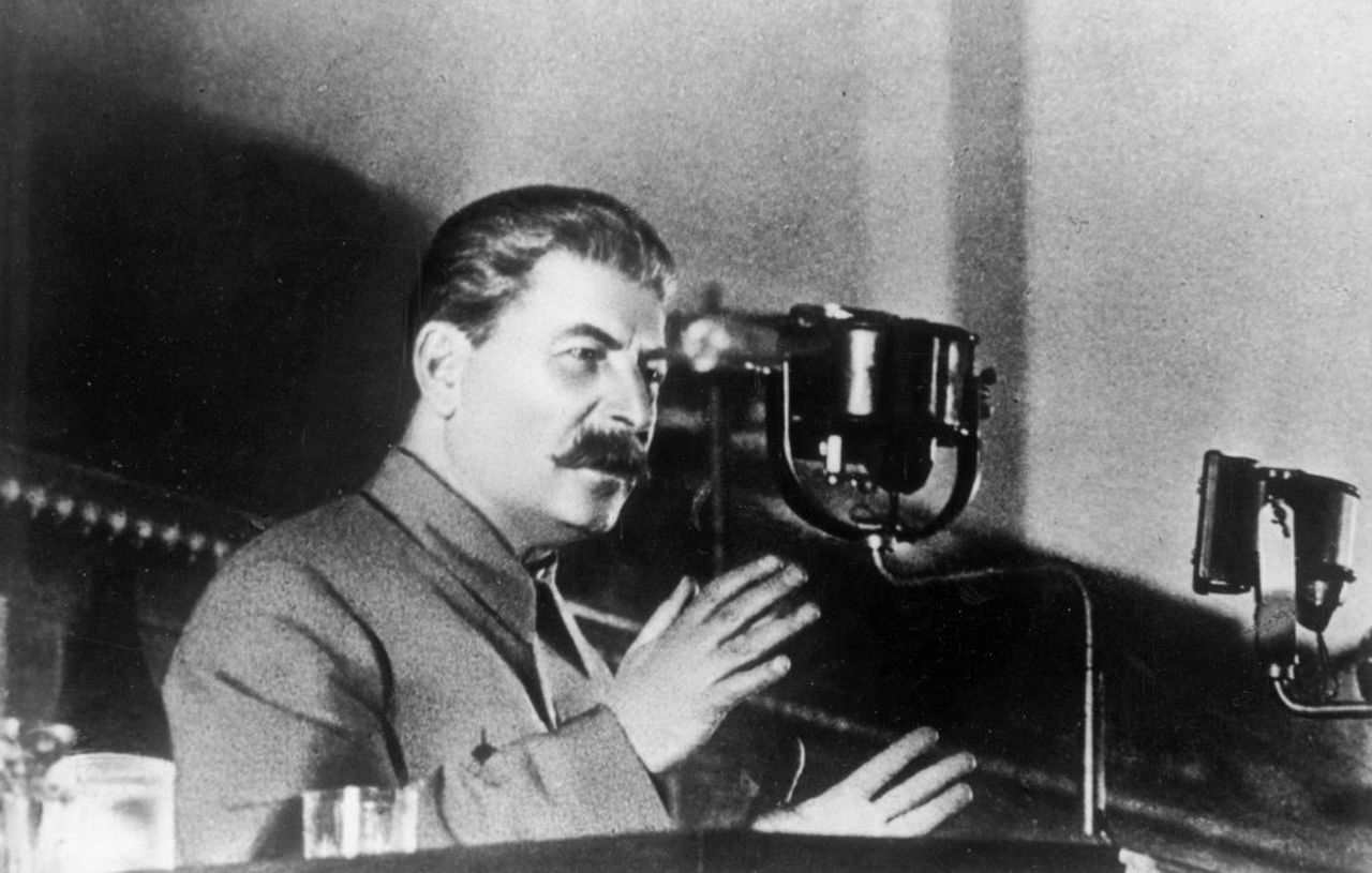 <p><strong>Йосиф Сталин: обезобразяващи рисунки</strong><br />
Оскверняването на класически рисунки на голи мъже било интересно занимание за съветския лидер. Сталин така добавял груби бележки и коментари към изображенията.</p>