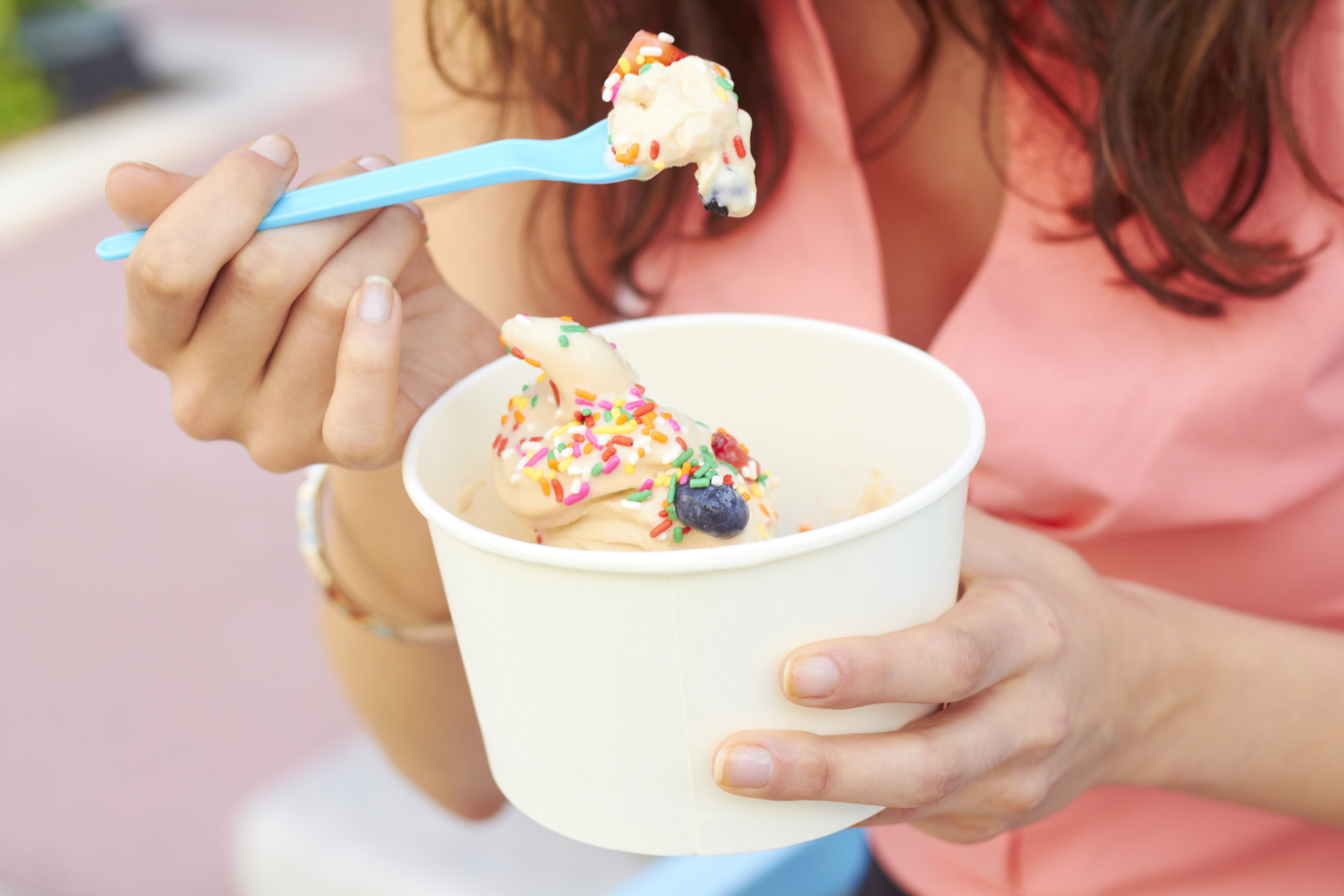 <p><strong>Замразен йогурт&nbsp;</strong></p>

<p>Замразеният йогурт често се рекламира като здравословна версия на сладоледа, но е също толкова калоричен&nbsp;</p>

<p>&nbsp;</p>