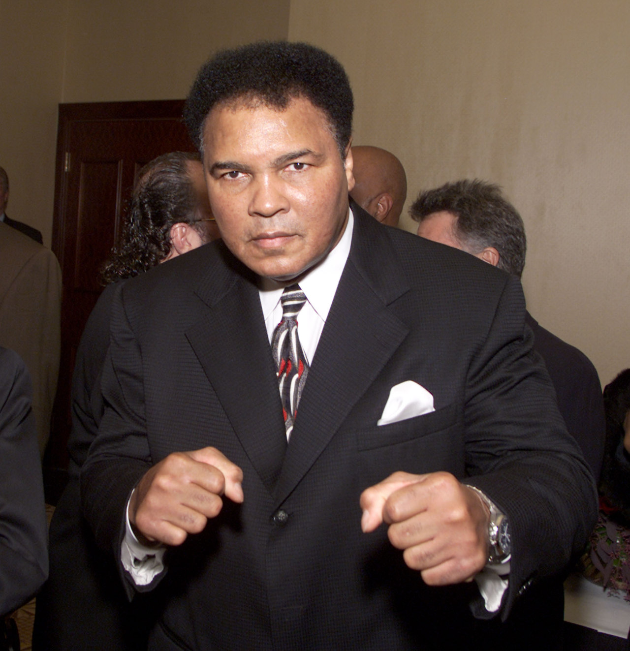 <p><strong>Мохамед Али</strong> - Покойният професионален боксьор и активист също е дошъл на бял свят на 17 януари. Али е роден като Касиус Марсел Клей в Луисвил, Кентъки през 1942 г. Той е високо ценен като спортист, който даде пример за гордост и съпротива на афро-американците по време на движението за граждански права. Към днешна дата Али е единственият боксьор, който е трикратен шампион в тежка категория. Той беше обявен за боец на годината цели шест пъти от списание Ring и често е смятан за най-великия спортист на 20-ти век.</p>