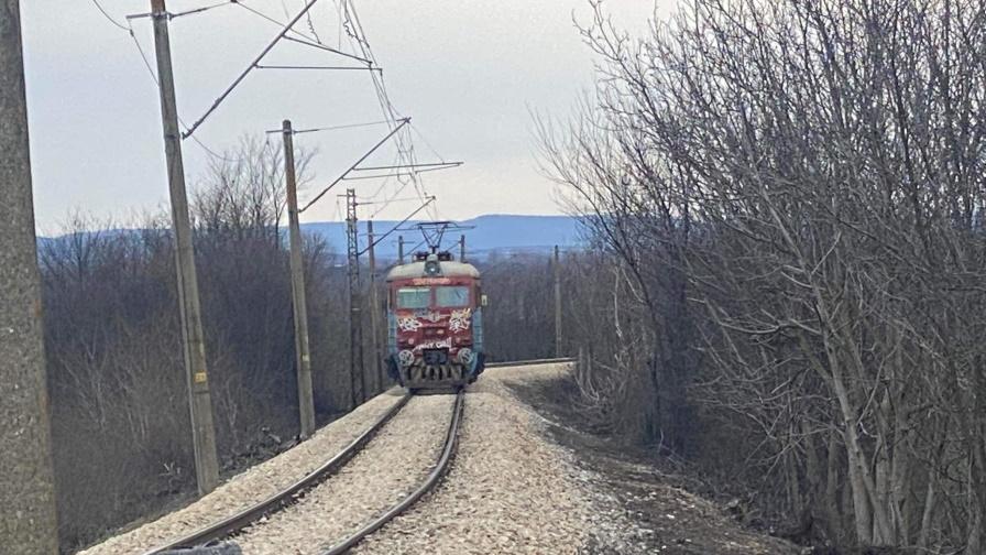 Влак удари инкасо автомобил в Богданци