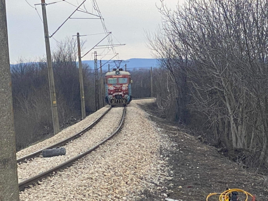 Влак помете автомобил на жп прелез в Шуменско