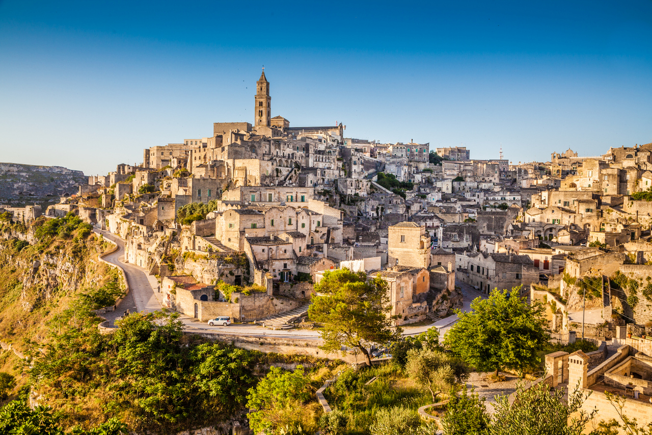 <p><strong>Матера</strong></p>

<p>Градът се намира в Южна Италия в район наречен &bdquo;Базиликата&ldquo;. Той е на 401 метра надморска височина и през 2019г. заедно с Пловдив беше европейска столица на културата. Матера е под егидата на ЮНЕСКО заради своите уникални къщи, както и фактът, че е един от най-старите постоянно населени градове в света.</p>