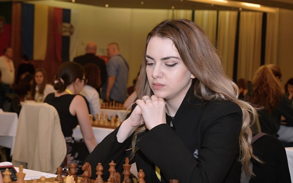 Жена води в класирането при мъжете на държавното първенство по шахмат