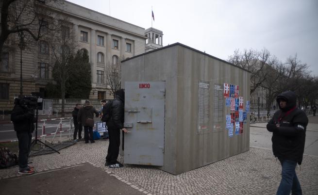 Привърженици на Навални поставиха пред руското посолство в Берлин копие на килията, в която е бил затворен